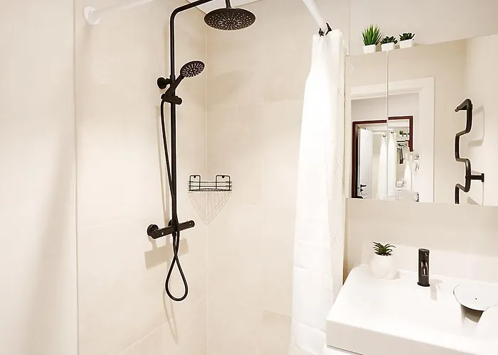 Stylish Near The Center Apart Otel